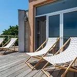 Happy-U House - Modern Sea View Retreat For Every Seasons
